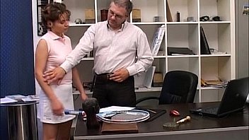 Ragazza peccaminosa succhia cazzo in ufficio - blowjob in the office